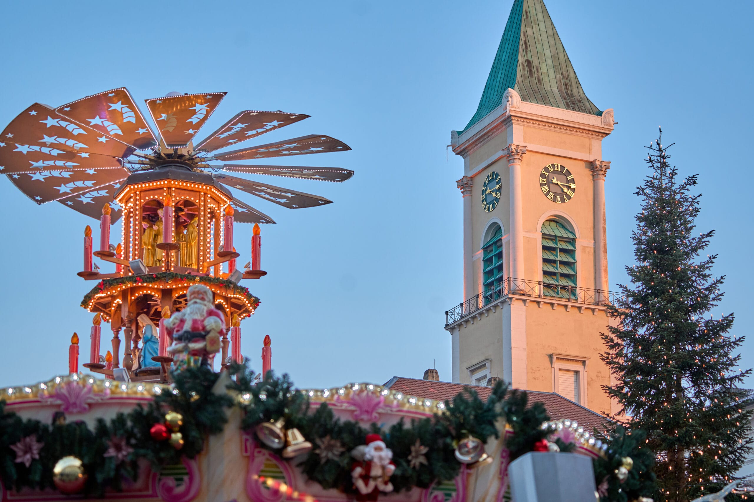 Weihnachtsmarkt_Marktplatz-Karlsruhe-l-KTG-Karlsruhe-Tourismus-GmbH-Foto_Bruno-Kelzer-6-scaled.jpg