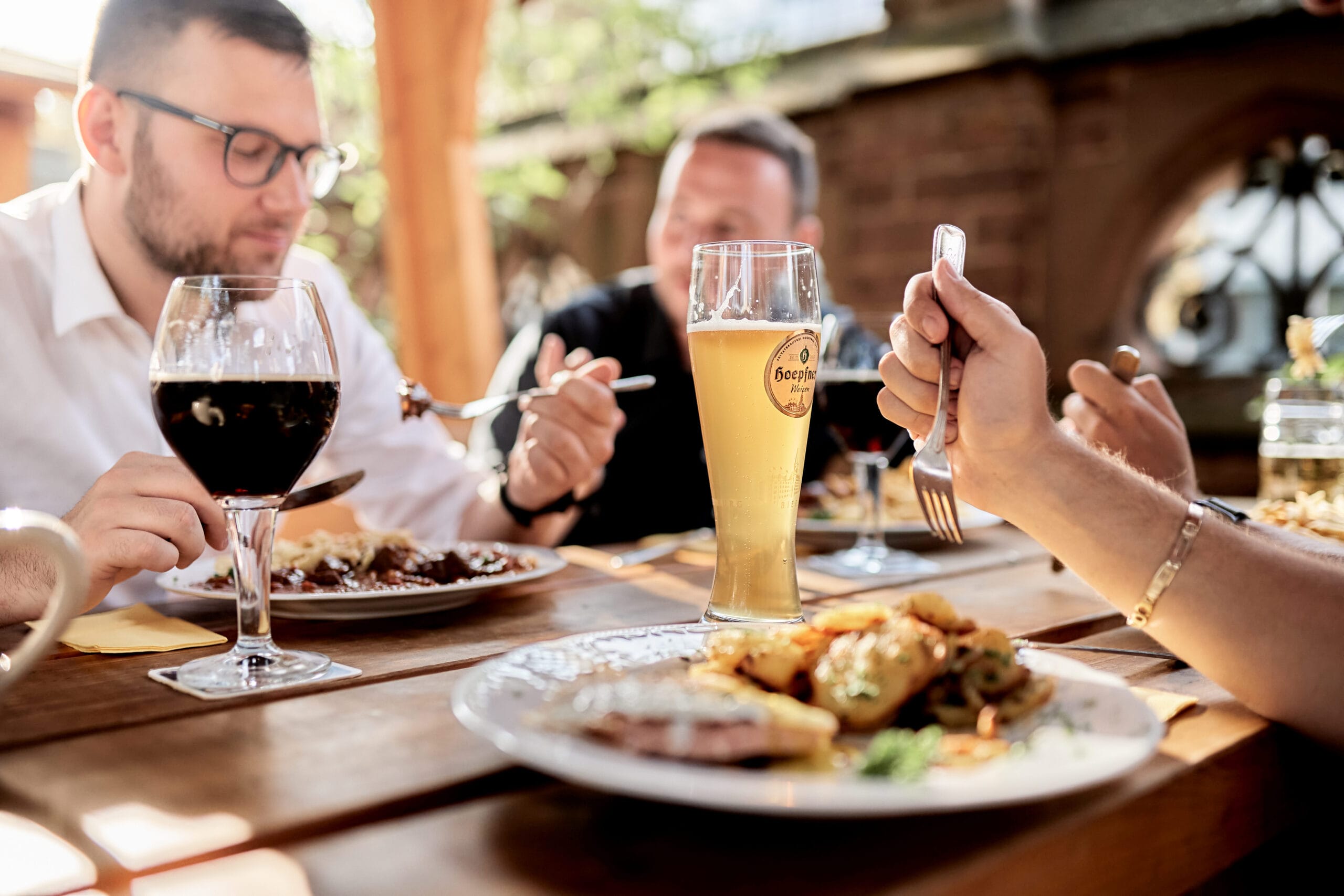 Biergenuss-in-Karlsruhe-©-KTG-Karlsruhe-Tourismus-GmbH-Foto_Bruno-Kelzer-scaled.jpg