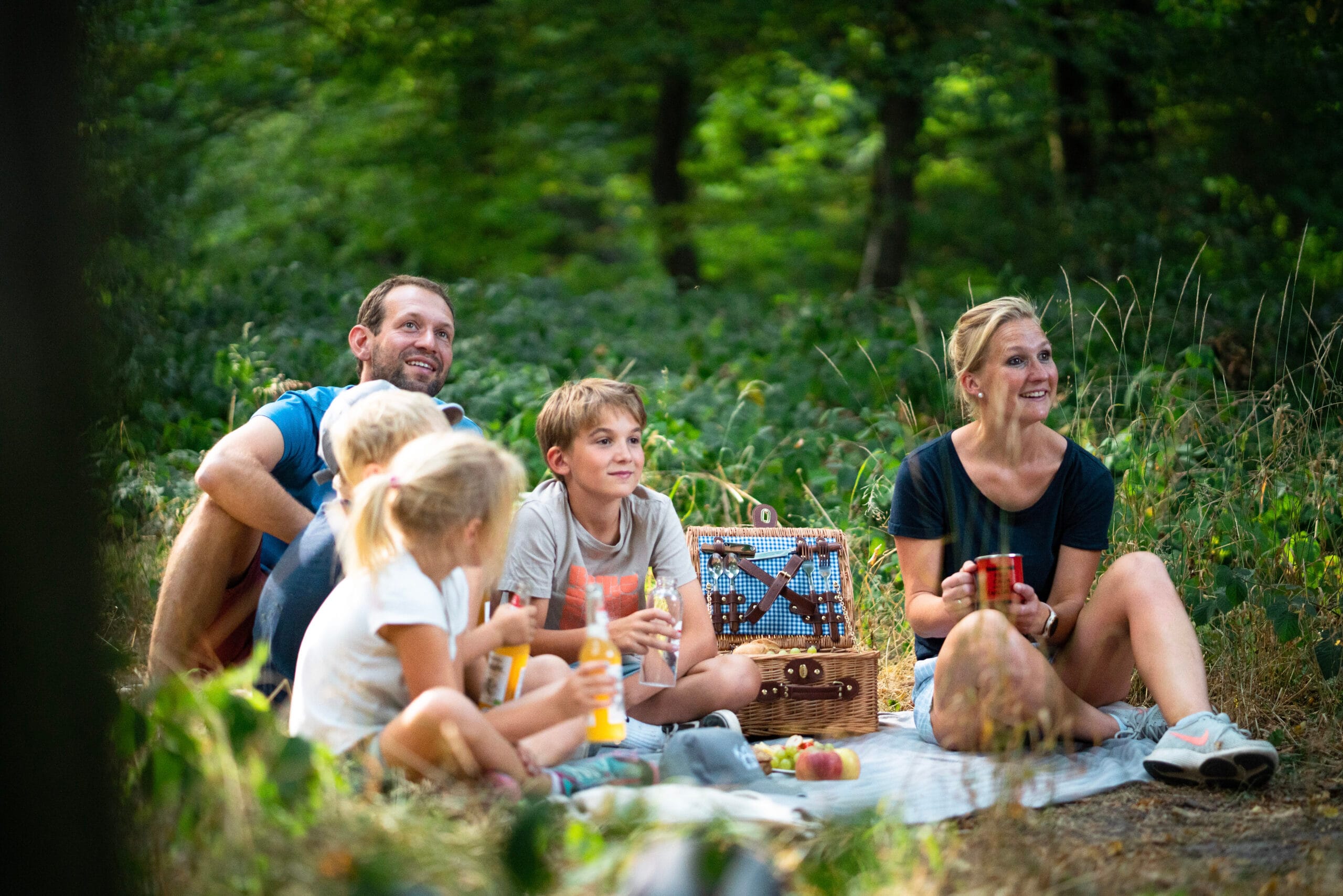 Familie-in-der-Natur-©-KTG-Karlsruhe-Tourismus-GmbH_Foto-BFC-scaled.jpg